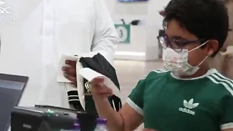 أول طفل تلقى اللقاح: أريد من جميع الأطفال أخذ التطعيم لنعود للدراسة"