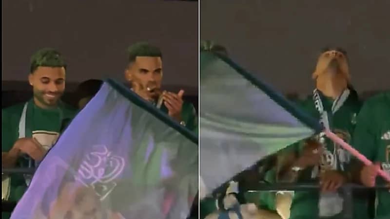 محترف الأهلي يقوم بحركة مثيرة للجدل أمام الرئيس والجماهير.. فيديو