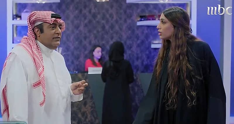 شاهد.. خالد الفراج يتقمص شخصية شاب يعاكس فتاة داخل أحد المحلات