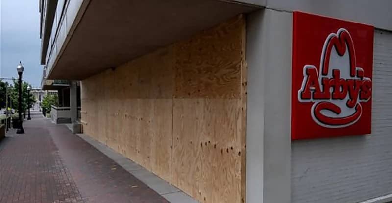 العثور على جثة موظفة داخل ثلاجة مطعم شهير في أمريكا