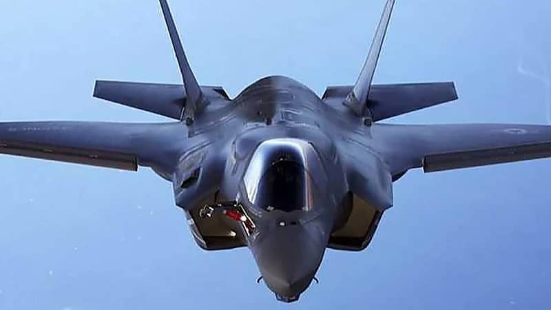 بالفيديو .. تحطم مقاتلة أمريكية أثناء هبوطها