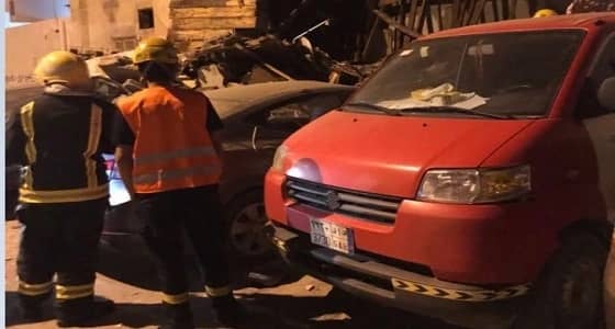 بالصور.. تضرر 4 سيارات في انهيار منزل بجدة