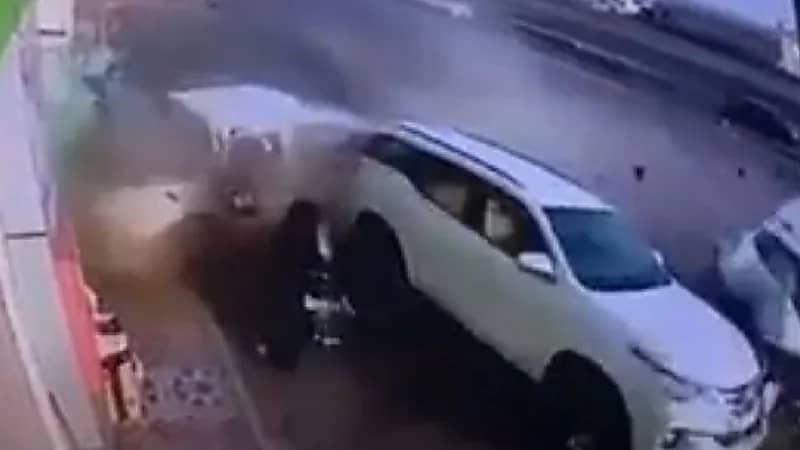 ضبط قائد مركبة متهور كاد يدهس سيدة وطفلها بالمدينة