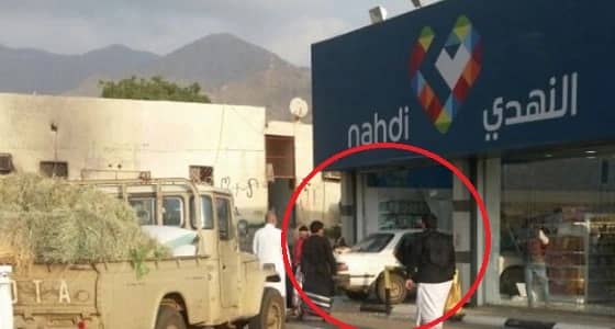 شاهد.. مركبة تقتحم صيدلية في هروب