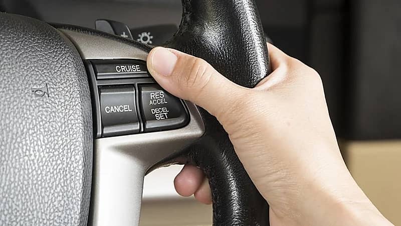 أهم مزايا وعيوب مثبت السرعة بالسيارة