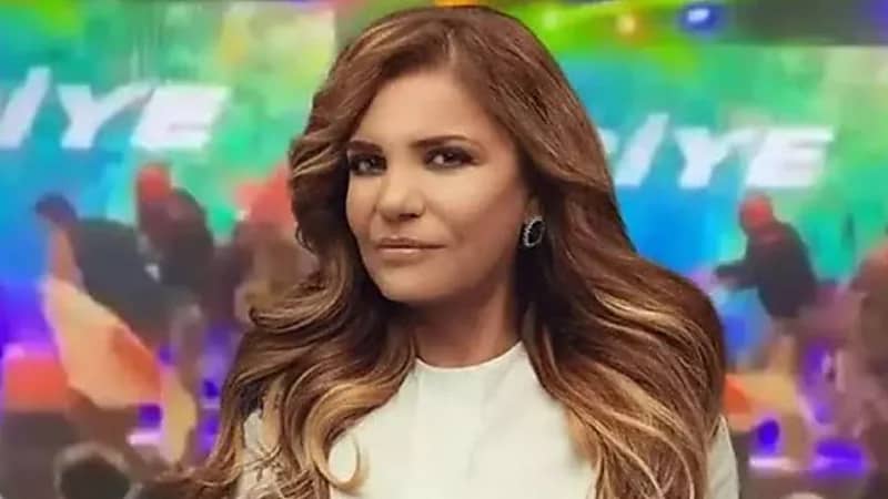 سقوط المطربة الشهيرة كيباريه من المسرح أثناء غنائها بسبب مرافقها .. فيديو