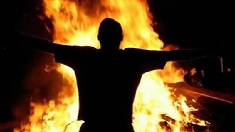 شاب يحرق نفسه احتجاجا على مصادرة عربته!
