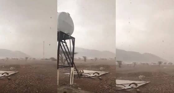 بالفيديو.. زخات البرد تنهال على شوارع خيبر في منظر مهيب