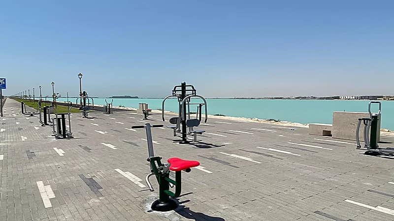 شاهد.. تركيب أجهزة رياضية في عدد من المماشي بالخبر