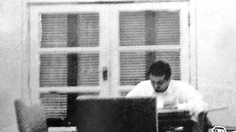 صورة عفوية للملك فهد وهو ينهي بعض المعاملات حينما كان وزيرًا للمعارف