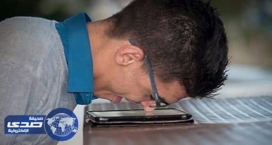 بالصور.. أردني مصاب بشلل رباعي يؤلف رواية كتبها بأنفه