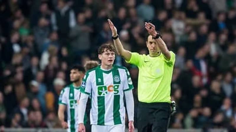 كأس خمر يتسبب في توقف مباراة بالدوري الهولندي