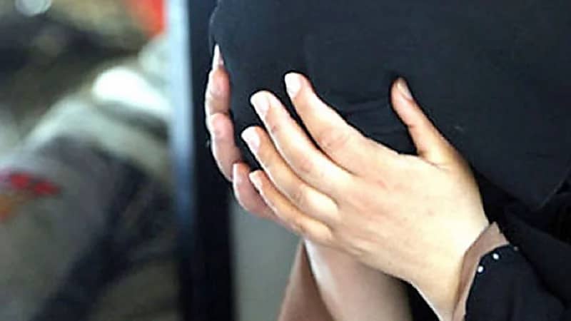 الإعدام لأم تعاونت مع عشيقها على ضرب وحرق وقتل طفلتها