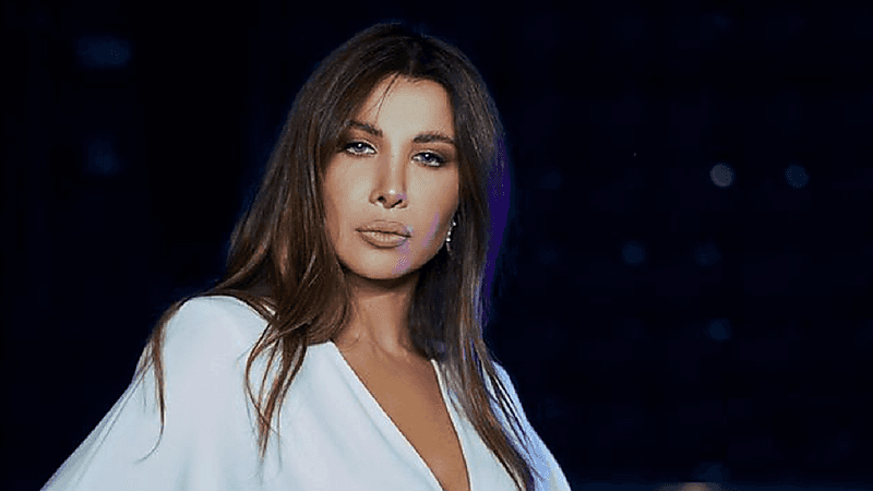 شاهد.. نانسي عجرم تفاجئ جمهورها بإطلالة جذابة 