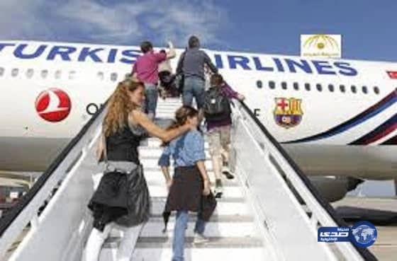 في شارع الفن المقام ضمن مهرجان أبها يجمعنا لوحة تهديها طفلة لوالدها المرابط بالحد الجنوبي (فيديو)