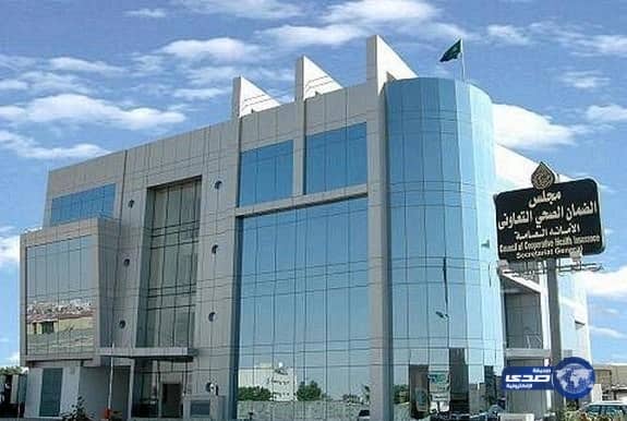 بالصور.. فتاة تحتفل بعيد الأضحى بأكل قطعة لحم نيئة في الشارع