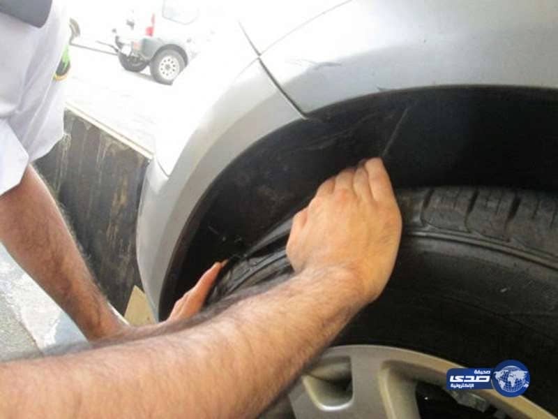 جسر الملك فهد يحبط تهريب 81 لتر خمور مخبأة داخل خزان وقود مركبة