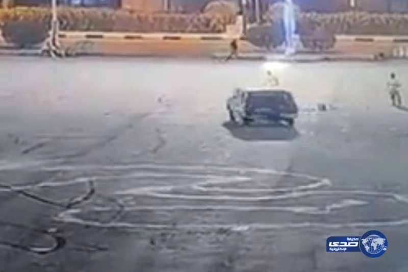 بالفيديو .. مفحط يدهس شخص عمداً ويفرّ هارباً بالعيدابي