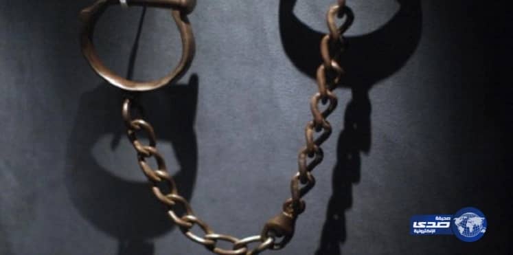 بالصور.. مصري يكبل طفله شهراً ونصف بالسلاسل الحديدية !