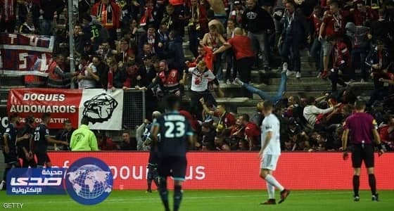 بالصور.. إلغاء مباراة في الدوري الفرنسي بعد انهيار حواجز الملعب