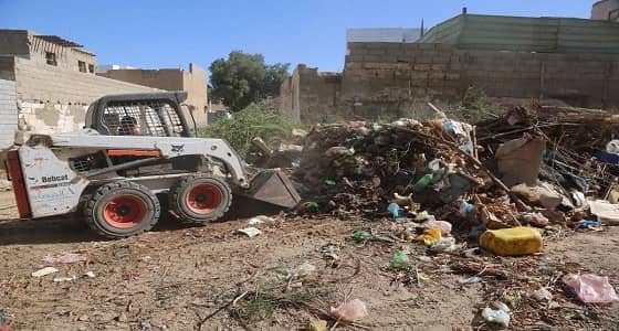 بالصور.. ينبع ترفع الأنقاض بعدد من الأحياء