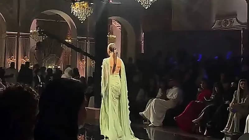 عارضة تسقط في عرض أزياء فاخر بجدة وتشعل السوشيال ميديا .. فيديو