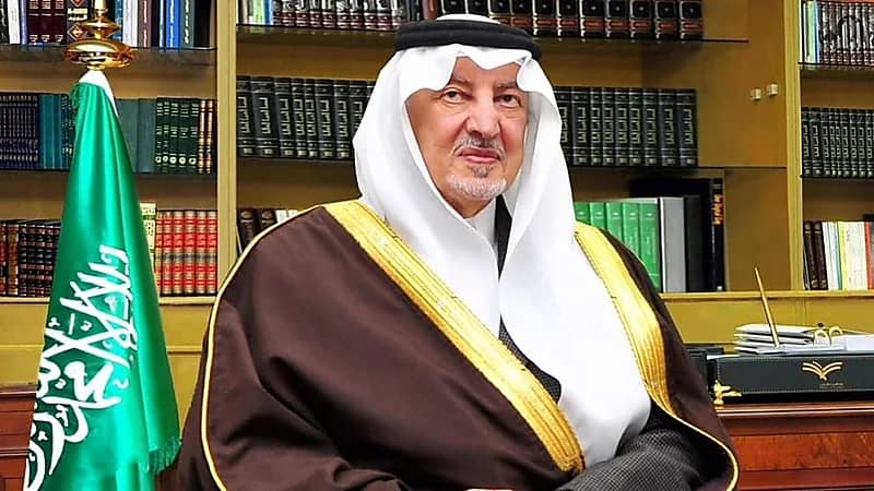 شاهد.. لحظة تكريم أمير مكة في معرض الرياض الدولي للكتاب