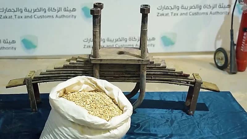 إحباط محاولة تهريب 143 ألف حبة كبتاجون مخبأة في إحدى الشاحنات .. فيديو