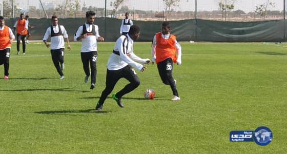 مدرب يحضر مؤتمراً صحفياً بدون ملابس ليوفي بوعده