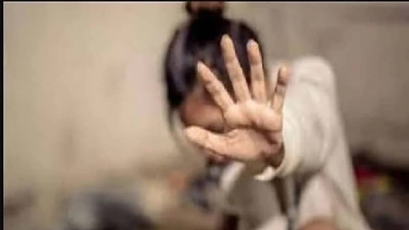 شاب يحاول اغتصاب موديل أجنبية بعد استدراجها لشقته 