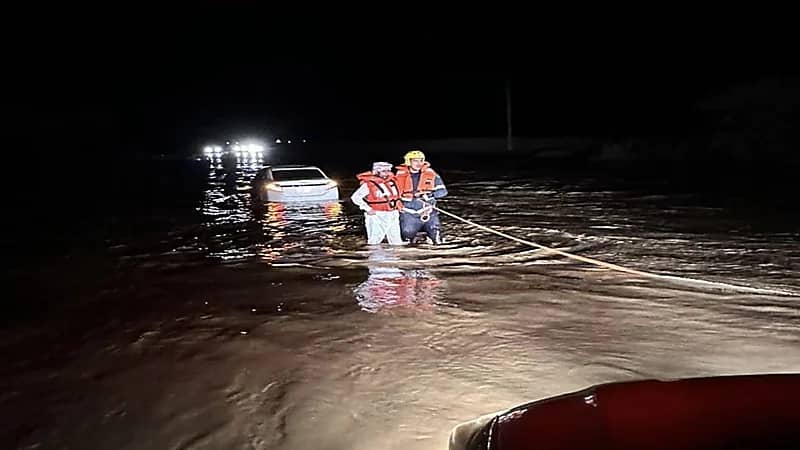 بالصور.. إنقاذ 3 أشخاص احتجزوا في سيل داخل مركباتهم بالدوادمي