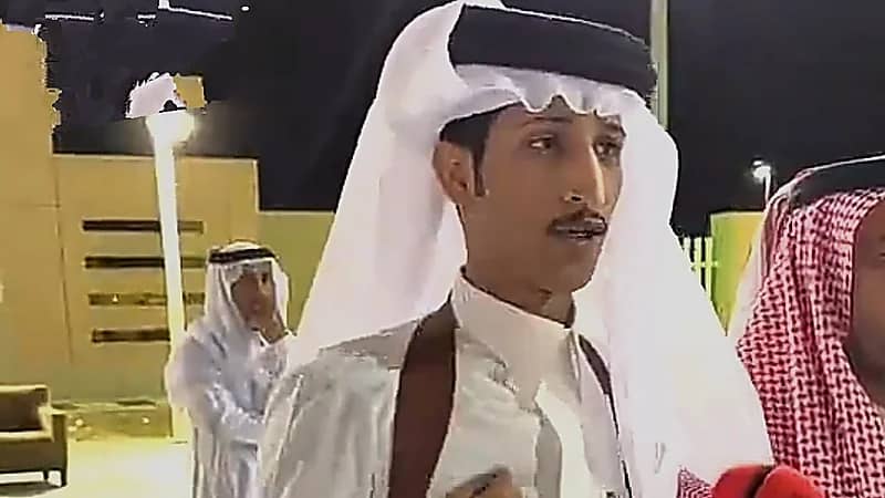 شاب يستقبل ضيوفه بأبيات شعرية في حفل زفافه تعبيرًا عن الفرح والشكر.. فيديو