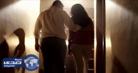 طفل يكشف حياة والدته السرية