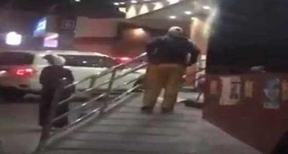 فيديو.. موقف نبيل من مواطنة تجاه عامل نظافة