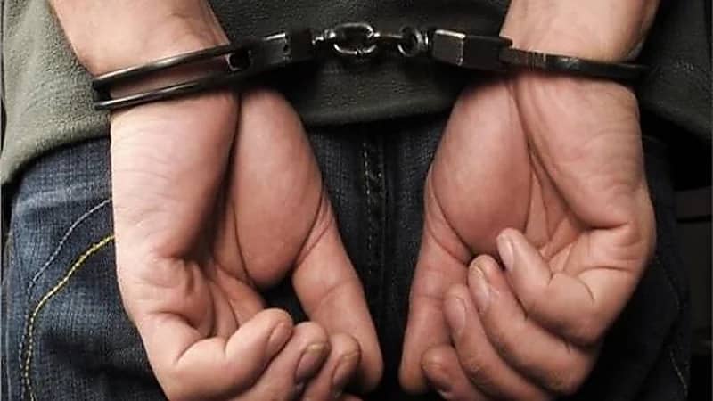 "صورته بالهاتف".. ضبط رجل تحرش بفتاة جامعية في الطريق العام