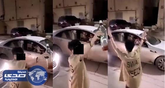 بالفيديو .. مراهق يرقص وبيده زجاجة خمر أمام المارة