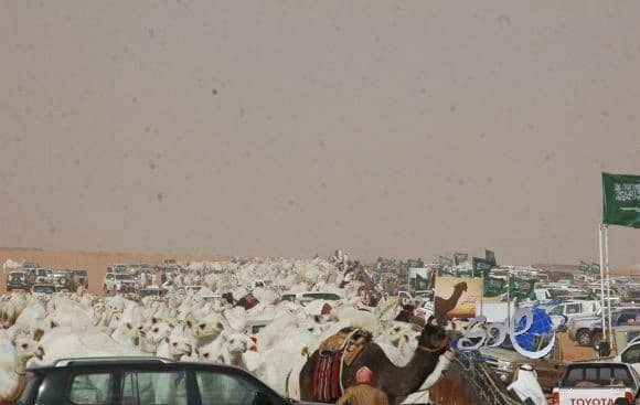 بالفيديو.. شاب يستخدم صاروخ لإزالة الجلد الميت في قدمه