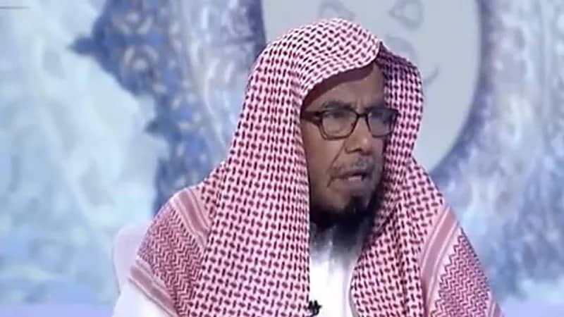 المطلق يوضح حكم ارتداء المحرم شيئاً فوق الإحرام عند المطر أو البرد "فيديو"