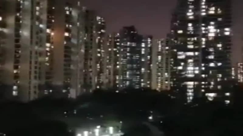 شاهد.. سكان مدينة شنغهاي الصينية يصرخون من شرفات منازلهم بسبب نقص الغذاء والدواء