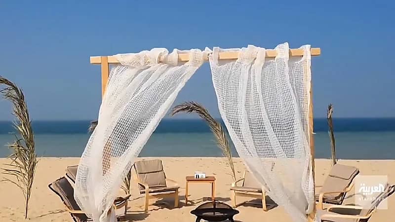 بالفيديو.. طالبة تؤسس مشروعها لتجهيز الجلسات على شواطئ الجبيل الصناعية