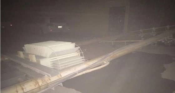 بالصور.. الرياح تسقط 6 أعمدة كهرباء في رفحاء