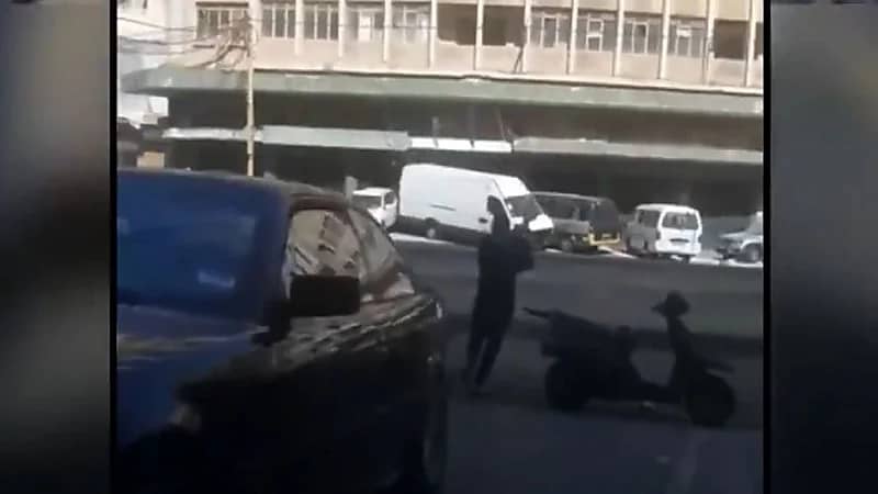 شاهد.. لحظة سقوط عنصر من حزب الله يطلق قذيفة بالطيونة