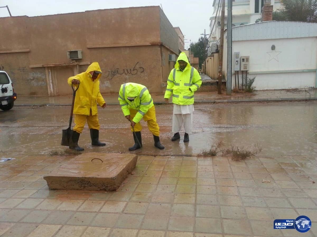 بالصور..فرقة الطوارئ ببلدية محافظة طريف تتعامل مع الامطار التى هطلت على المحافطة
