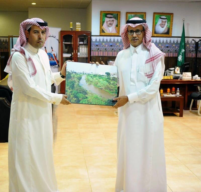 بهدف احتضانهم ومنح فرصة لعدد أكبر بالتواجد في القرية ..مديرالمفتاحة بعسير يبادر بتسليم مرسمه للفنانين الشباب