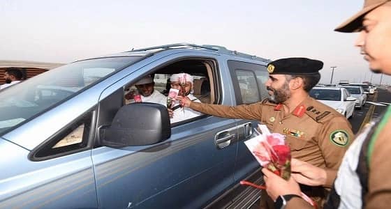 بالورود والهدايا.. رجال المرور يفاجئون الحجاج بإستقبال حافل