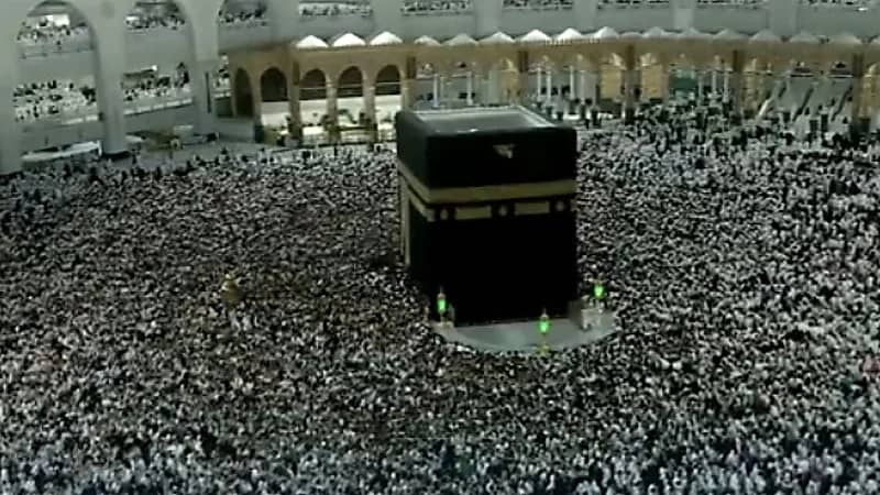 ازدحام المعتمرين في صحن الطواف وسط رعاية جليلة براحتهم وسلامتهم ..فيديو