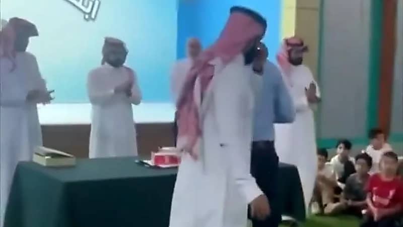 وداع مؤثر بين معلم وطلابه في أحد مدارس الجبيل .. فيديو