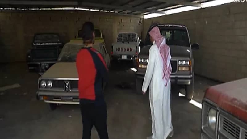 بالفيديو .. شاب يبحث عن السيارات الكلايسكية المهجورة ويعيد إحيائها من جديد