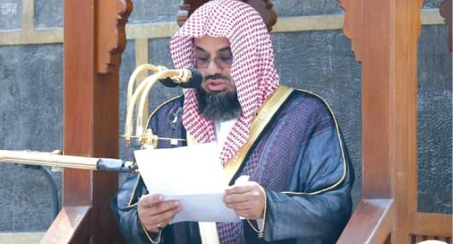 إمام المسجد الحرام يحذر من الاستخفاف بالذنوب والمعاصي