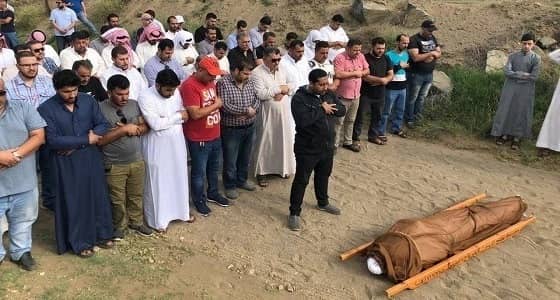 بالصور.. زملاء هشام ويحه ضحية هجوم مطار أبها يودعون رفيقهم